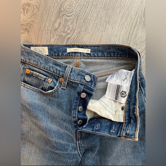 Levis Wedgie Jean - Picture 3 of 6